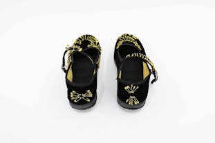 安全ピンのストラップシューズ